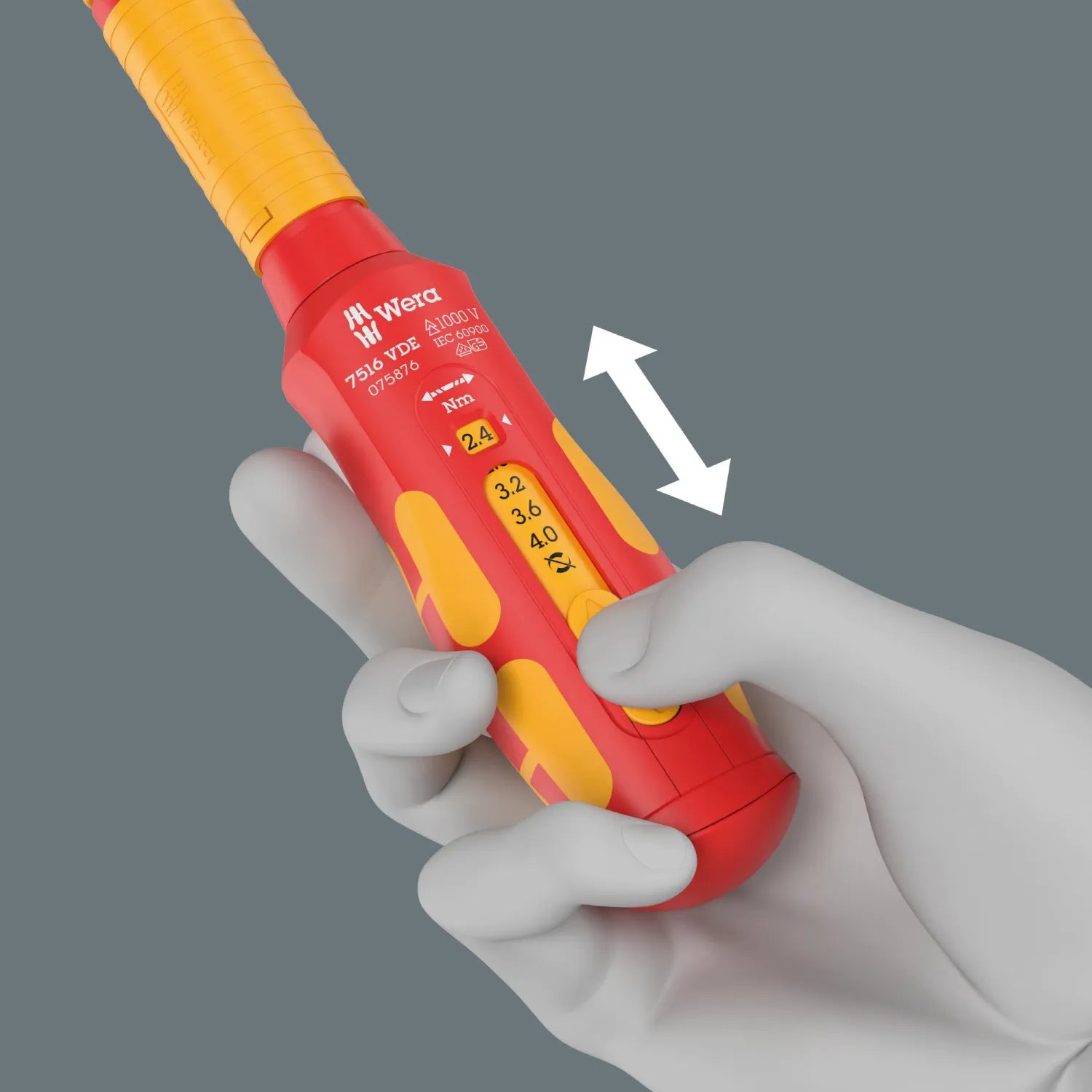 Hand adjusting the torque setting on the Wera 7516 VDE Safe-Torque Speed handle across the 2.4 to 4.0 Nm scale.