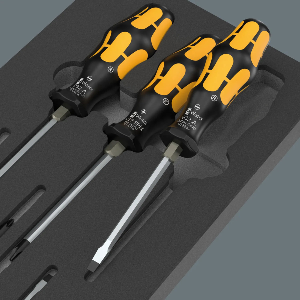 Close-up view of Wera Kraftform Series 900 heavy-duty chiseldrivers stored in two-color shadow foam tray